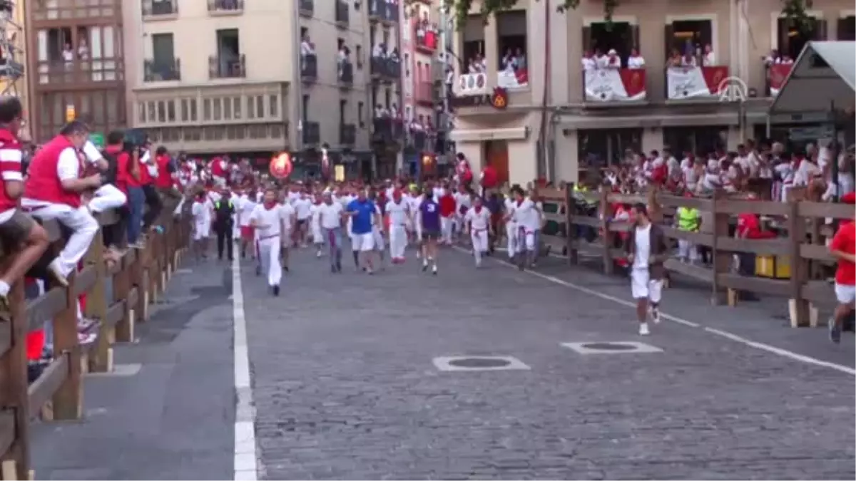 San Fermin Festivali\'nde Boğalarla Ilk Koşu Yapıldı