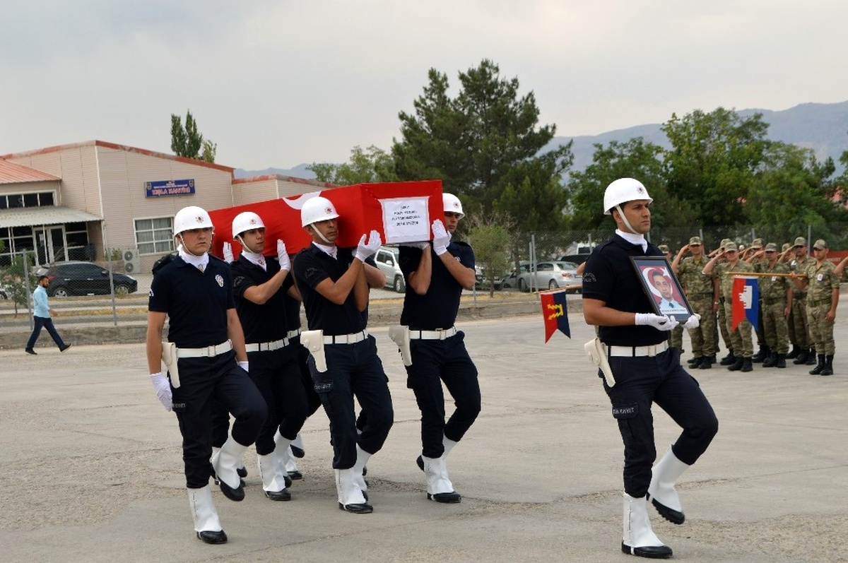 Şehit Polisin Naaşı Memleketine Uğurlandı
