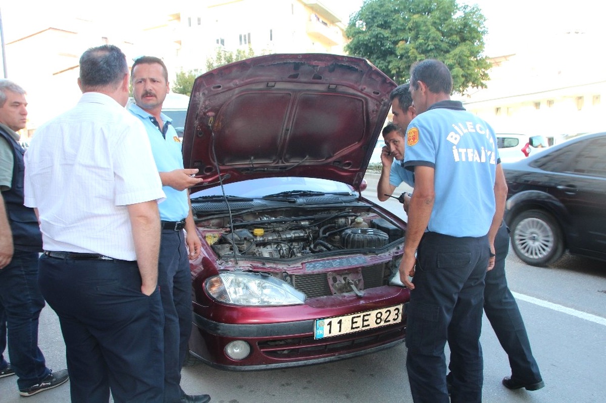Seyir Halindeki Otomobilden Çıkan Dumanlar Paniğe Neden Oldu