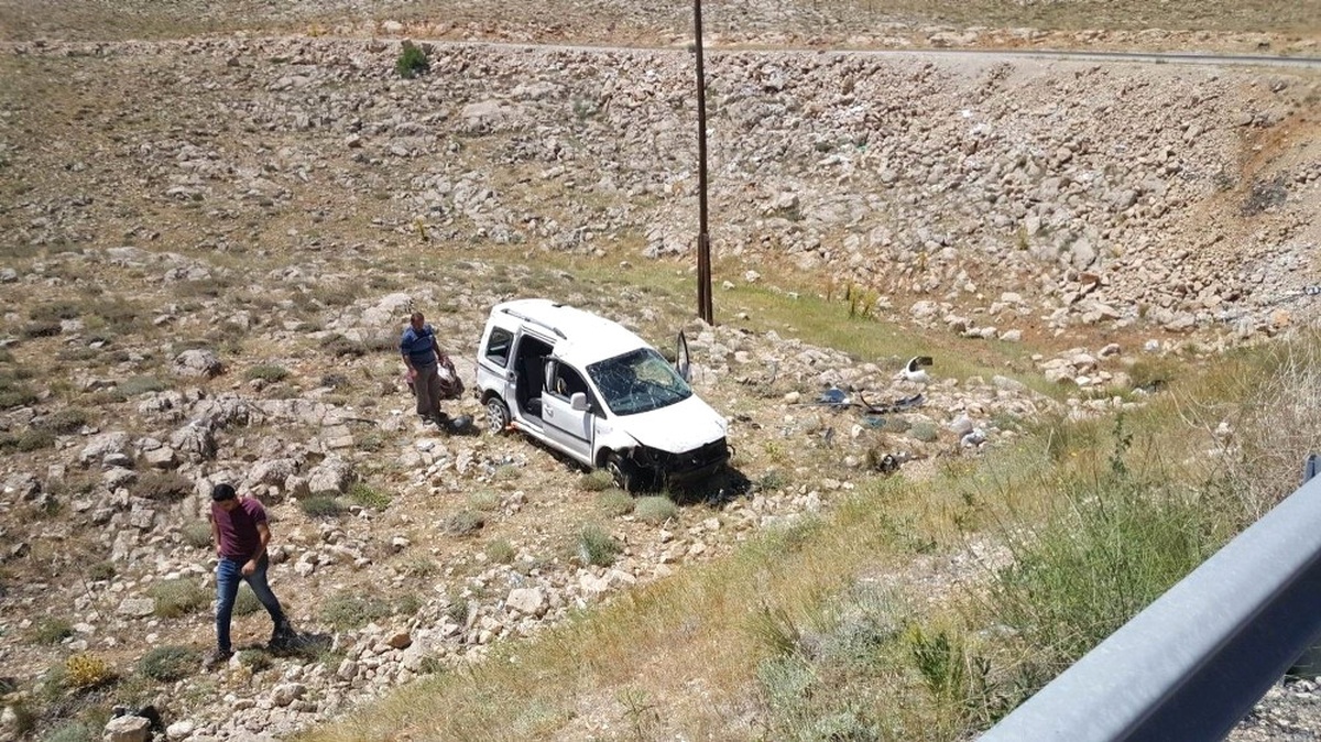 Sivas\'ta Otomobil Şarampole Yuvarlandı: 5 Yaralı