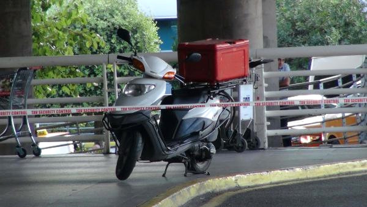 Şüpheli Çanta ve Motosiklet Atatürk Havalimanı\'nda Polisi Alarma Geçirdi