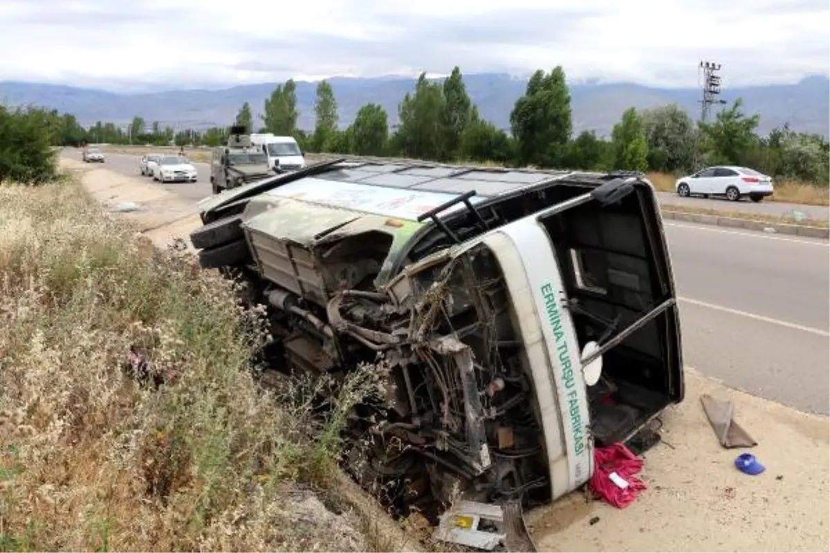 Tarım İşçilerini Taşıyan Midibüs Kaza Yaptı: 20 Yaralı