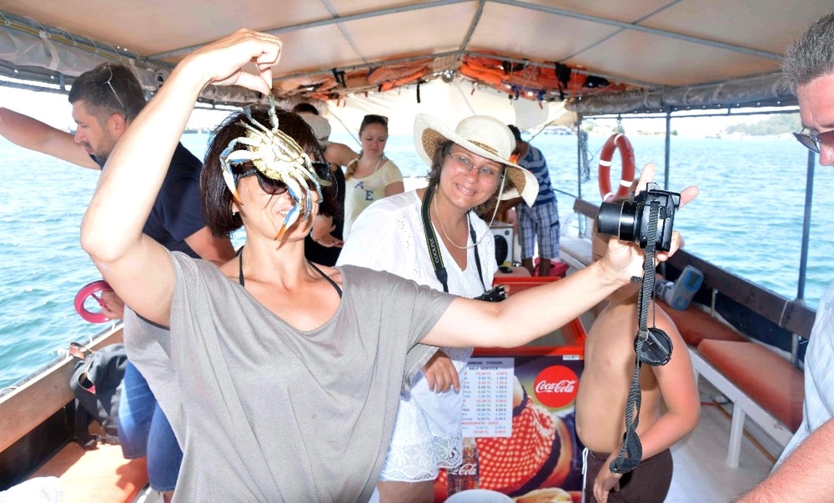 Tatilcilerin Yeni Gözdesi Mavi Yengeç Avlama Turları