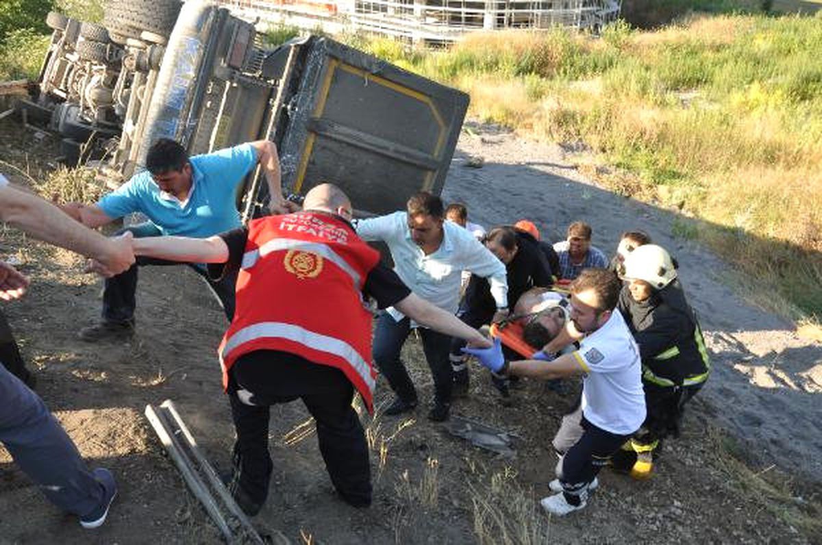 Tır Direkleri Devirdi, Bursa- Ankara Karayolu 1 Saat Kapandı