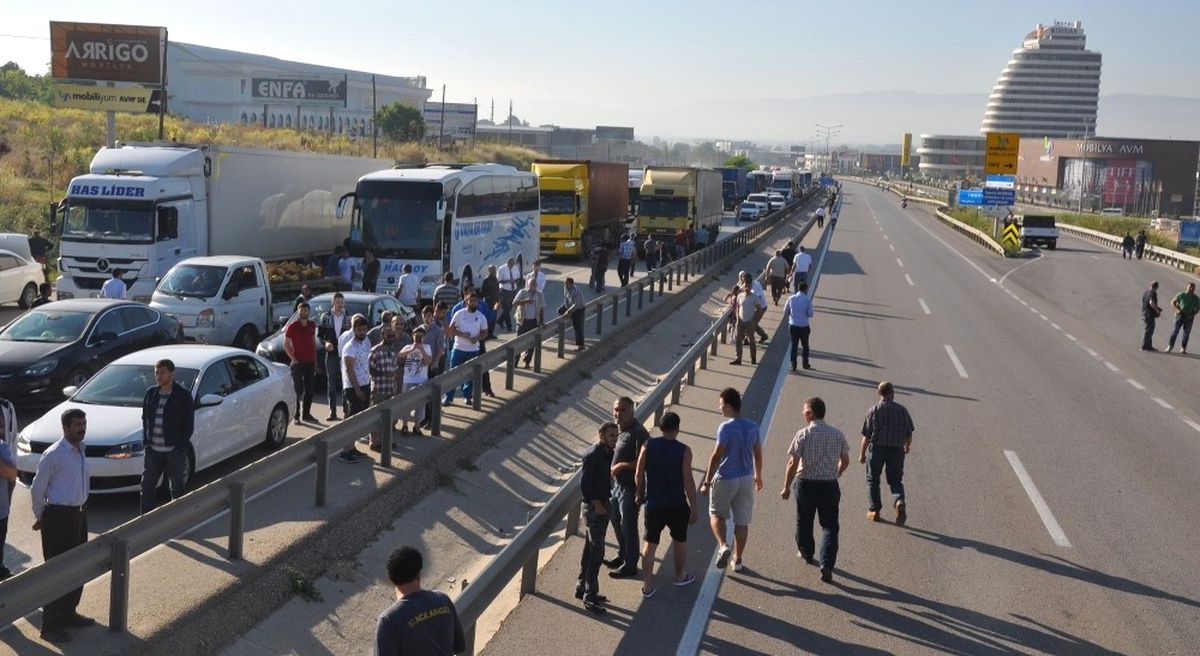 Tır Mobese Direklerini Devirdi Bursa Ankara Karayolu Kapandı