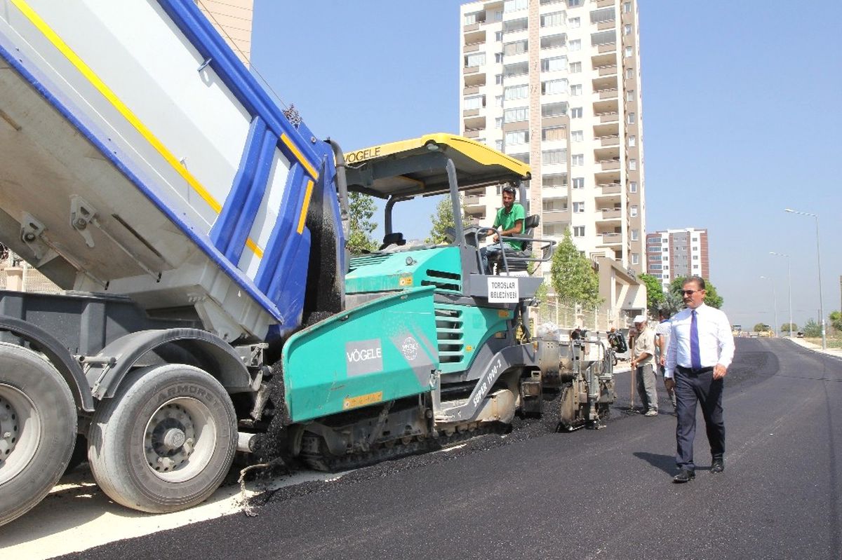 Toroslar\'da Asfalt Çalışmaları Sürüyor