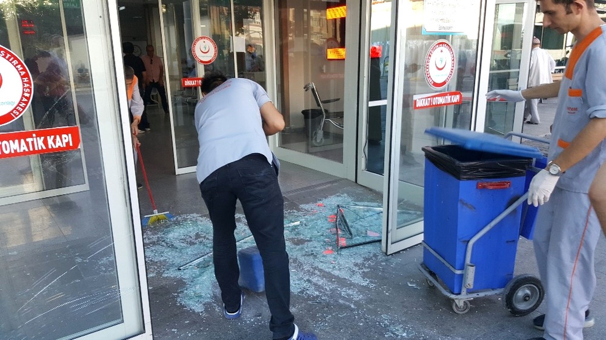 Yakınlarını Kaybeden Vatandaşlar Hastaneyi Birbirine Kattı