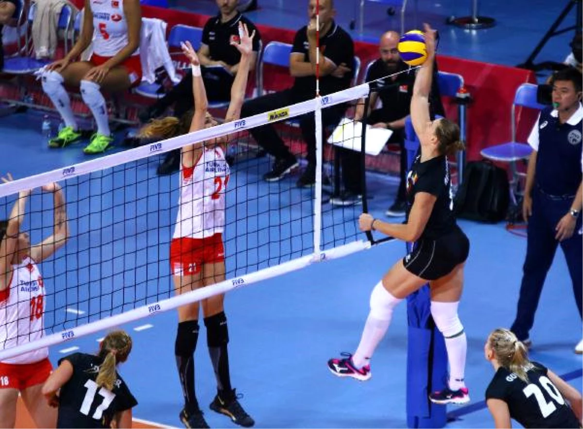 A Milli Bayan Voleybol Takımı İkinci Maçında Galip