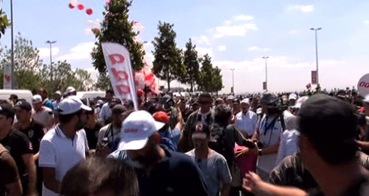Adalet Yürüyüşü\'ne Balonlu Karşılama