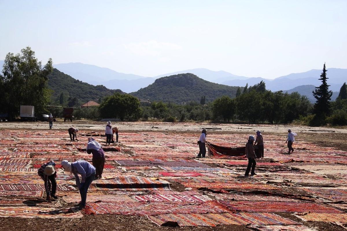 Antalya\'nın Halı Ve Kilim Tarlası Göz Kamaştırıyor