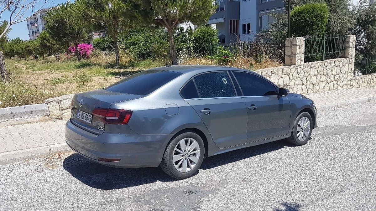 Antalya\'da Park Halindeki Otomobil Kurşunlandı