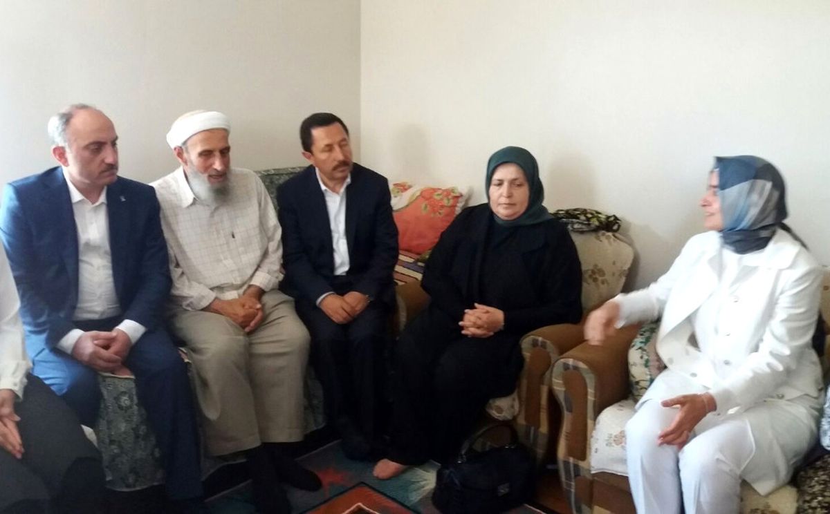 Bakan Kaya Şehit Kaymakam Safitürk\'ün Evini Ziyaret Etti