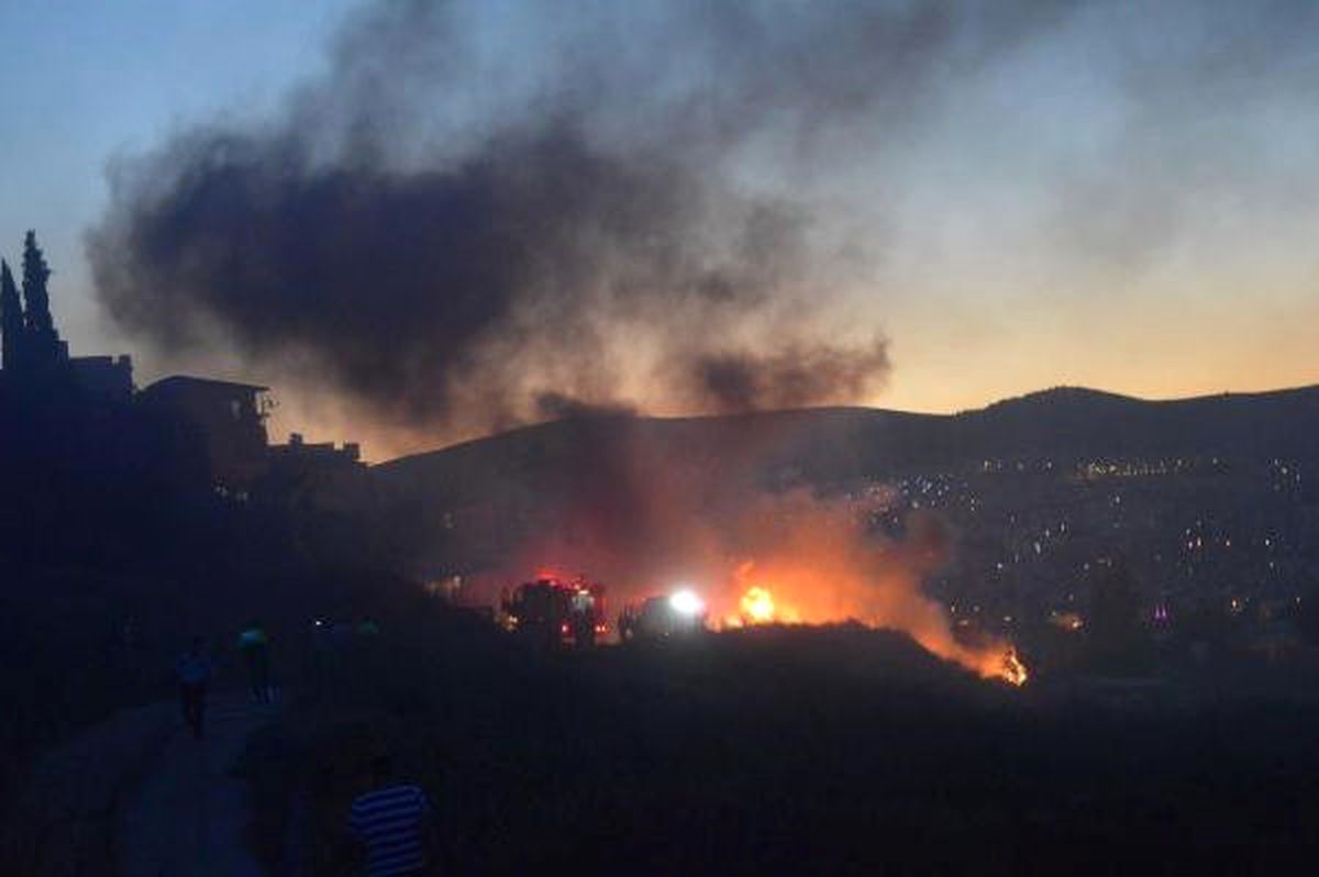 Barakada Başlayan Yangın İki Aracı da Kül Etti