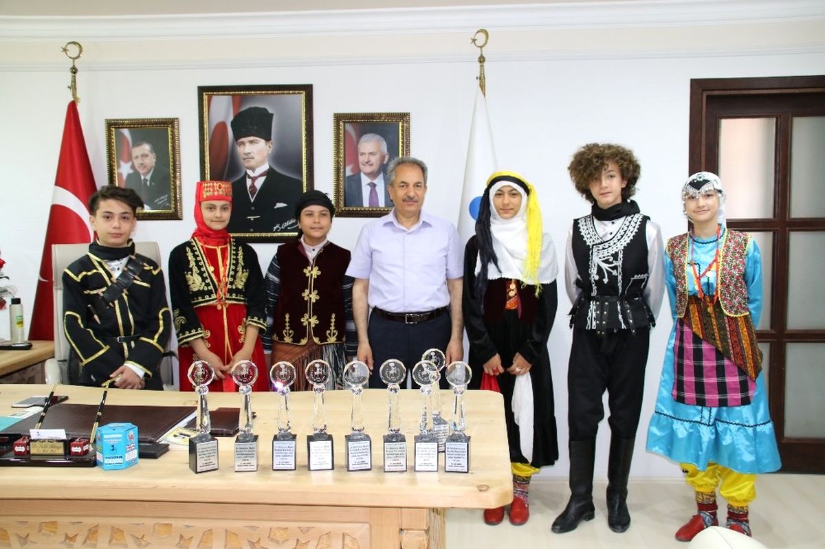 Başkan Akkaya\'ya Dans ve Halk Oyunları Ekiplerinden Ziyaret