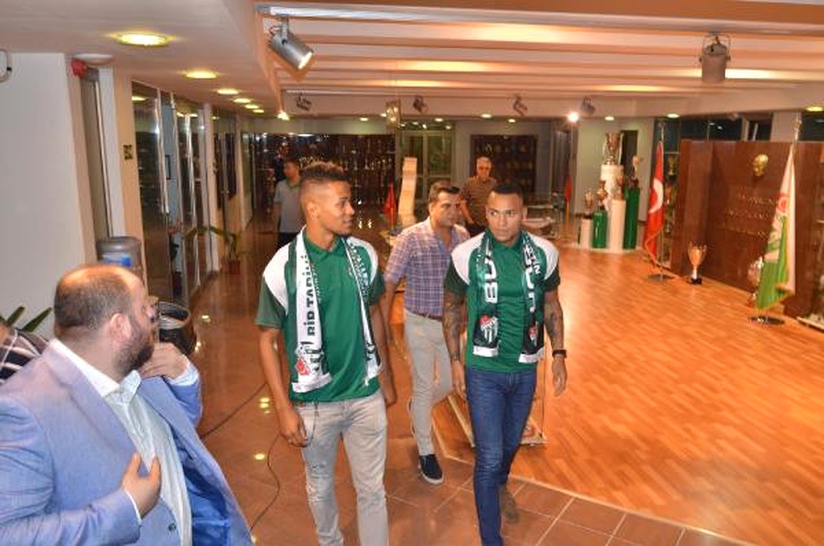 Bursaspor\'a Titi ve Ekong\'dan 3\'er Yıllık İmza