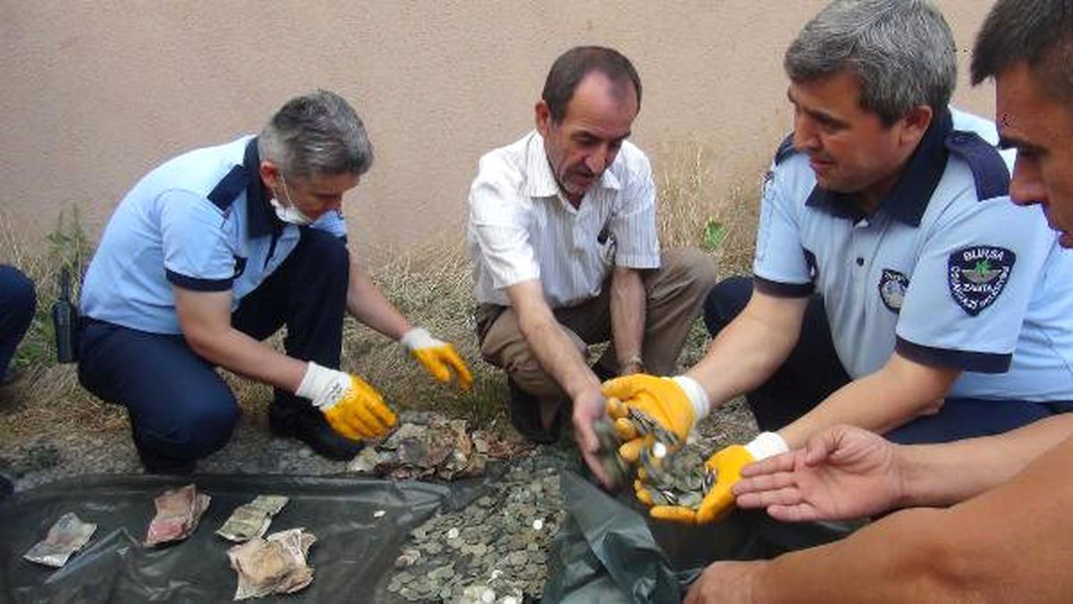 Çöp Evden, 22 Kilo Madeni Para ile Farelerin Parçaladığı 3 Bin Lira Çıktı