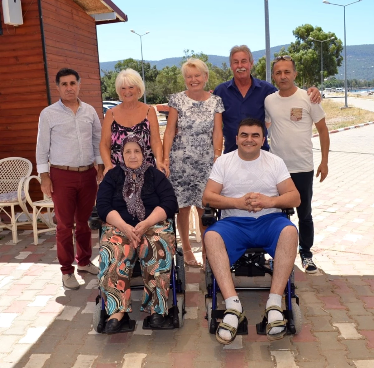Didim\'de Yabancılar İki Engelliye Akülü Sandalye Bağışladı