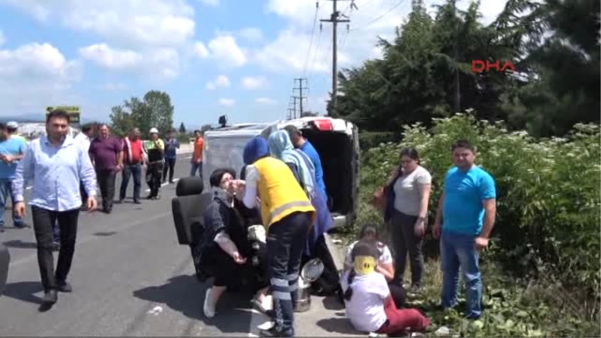 Düzce\'de Minibüs ve Otomobil Çarpıştı: 4 Yaralı