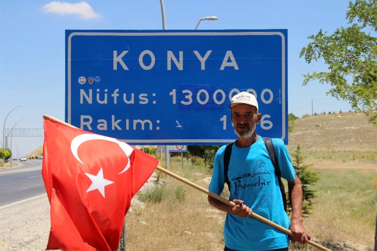 Elinde Türk Bayrağıyla Ankara\'ya Yürüyen Yaşlı Adam Konya\'ya Geldi