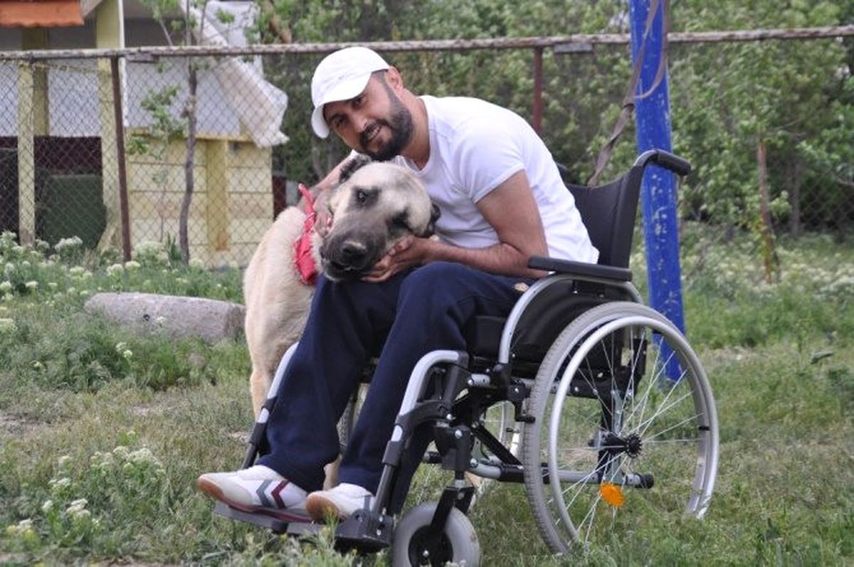 Engelli Genç, Kangal Köpekleriyle Hayata Tutundu