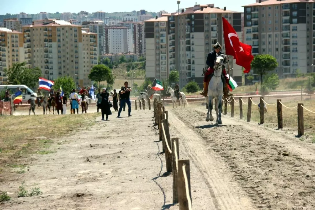 Erü\'de 1. Uluslararası Sancak Beyi Atlı Okçuluk Müsabakası Başladı