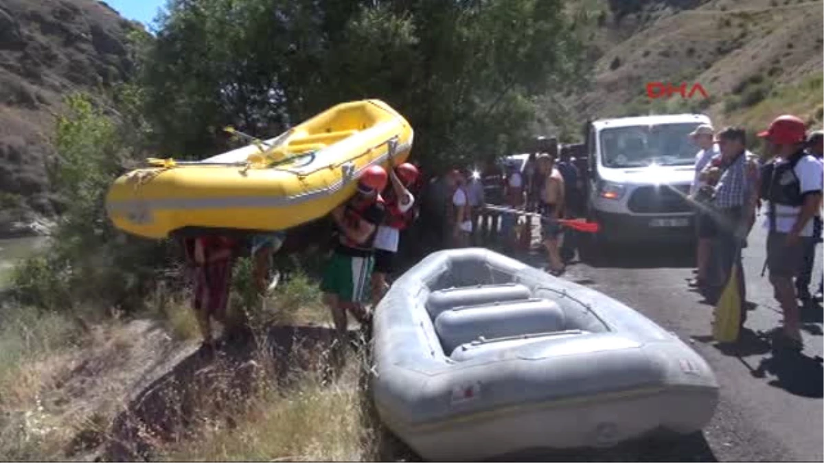 Erzincan Kemah\'tan Geçen Karasu\'da Rafting Yapıldı