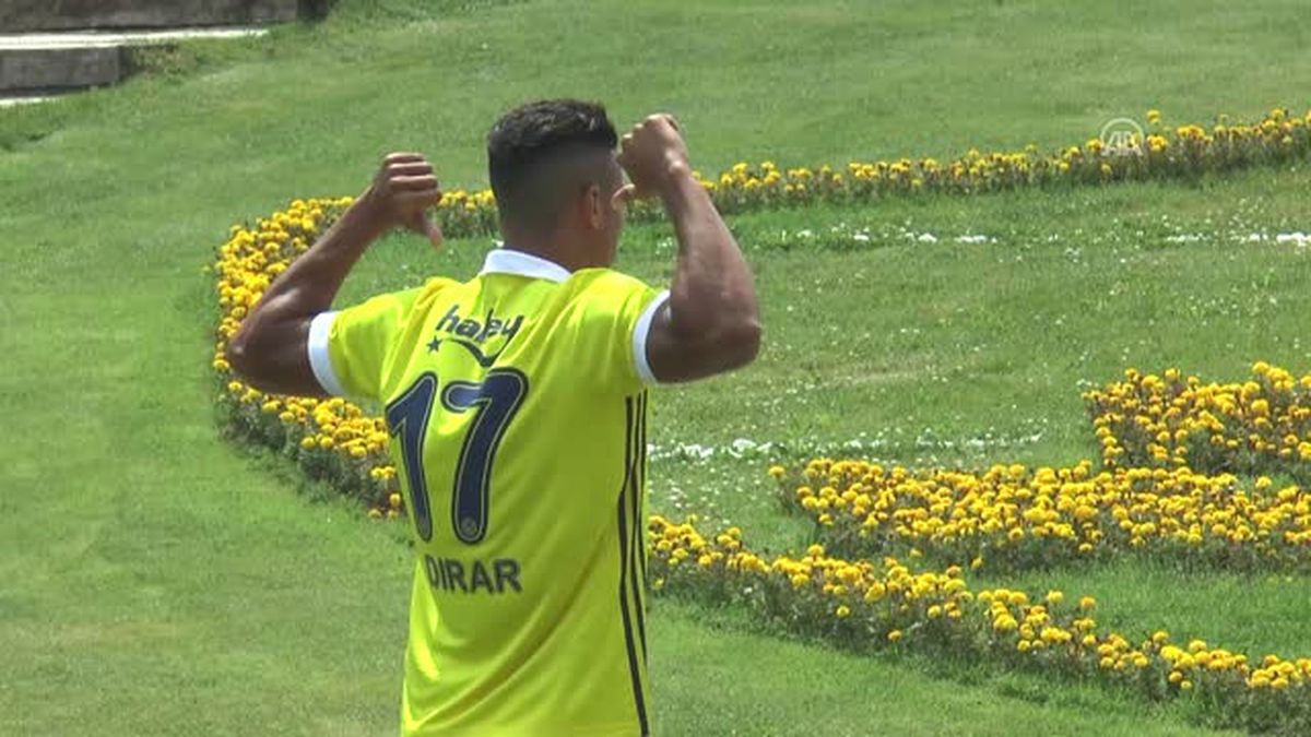 Fenerbahçe\'de Yeni Sezon Formaları Satışa Çıktı