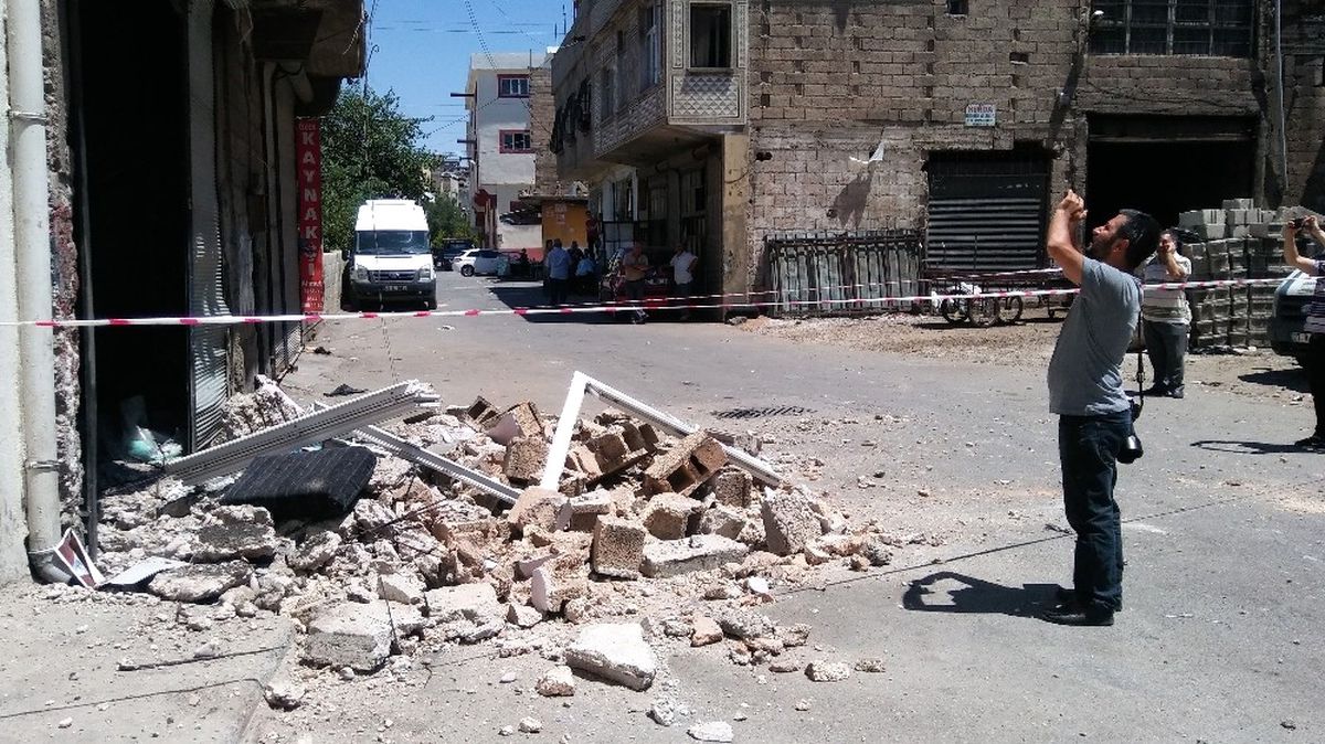 Gaziantep\'de Duvar Çöktü: 3 Yaralı