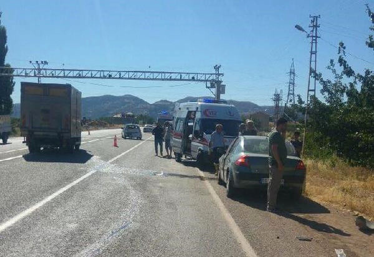 Gölbaşı\'nda İki Otomobil Çarpıştı: 9 Yaralı