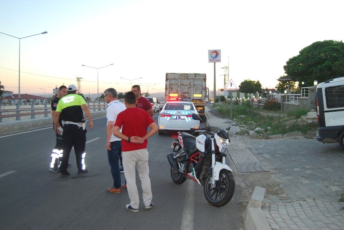 Hafif Ticari Araç ile Motosiklet Çarpıştı