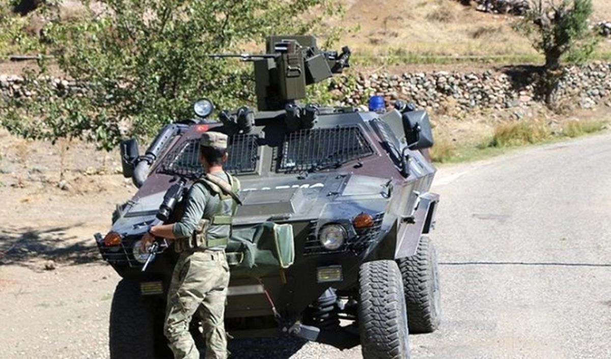 Hakkari\'de İş Makineleri Taşıyan Konvoya Saldırısı: 2 Ölü