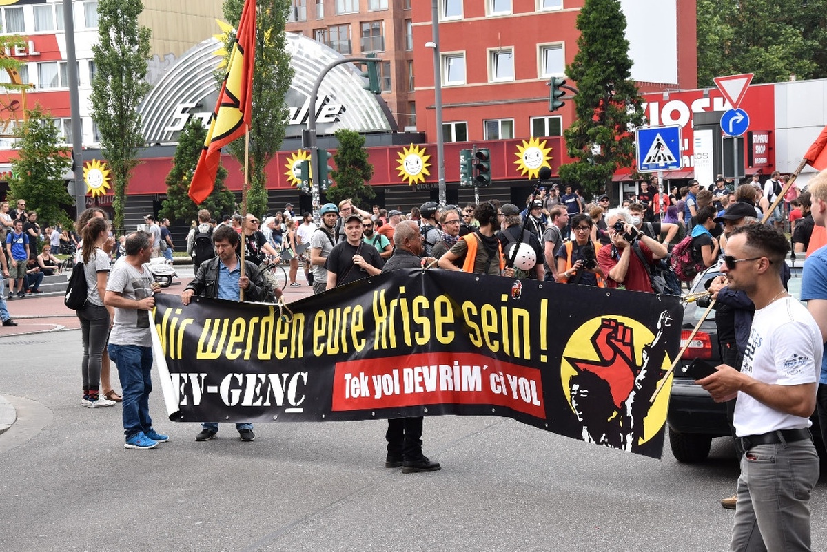 Hamburg\'da Göstericiler Caddeleri Kapattı
