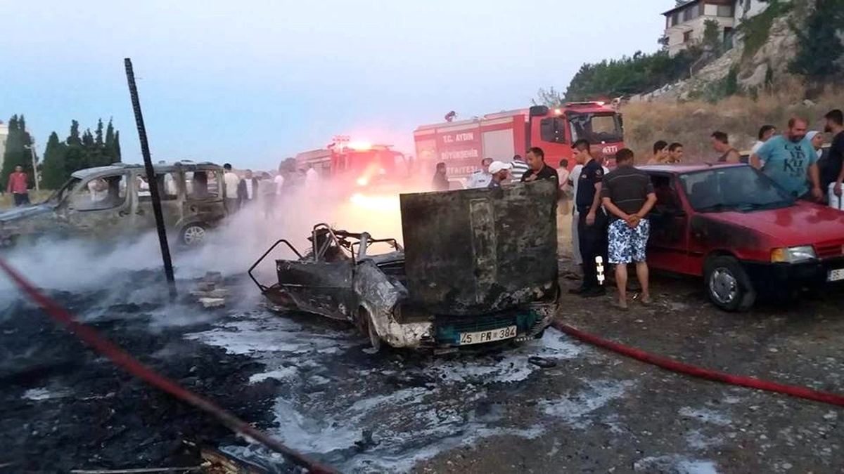 Helyum Gazı Patlamasında 5 Araç Yandı, 1 Kişi Yaralandı