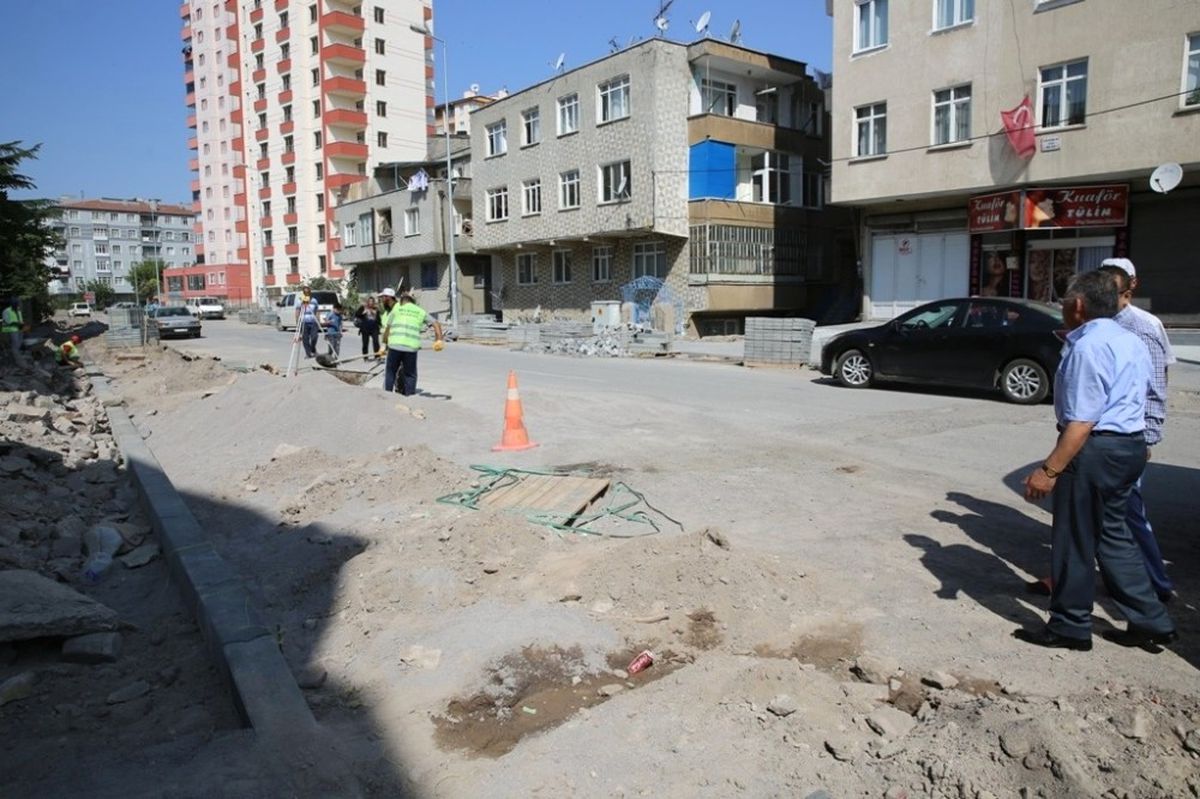 Hürriyet Mahallesinde Yol Yapım ve Düzenleme Çalışmaları Başladı