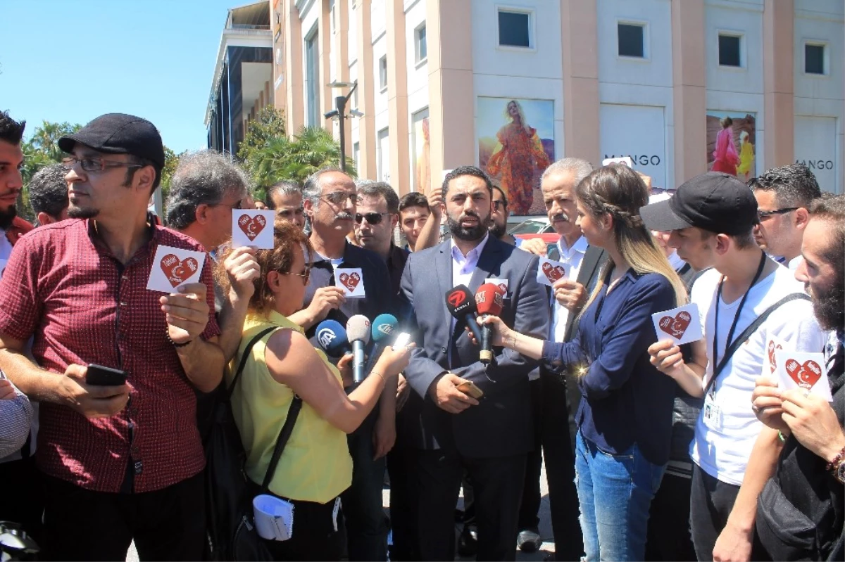 İstanbul\'daki Suriyeliler, Üzerinde \'Kırmızı Kalp\' Bulunan Afiş Dağıttı