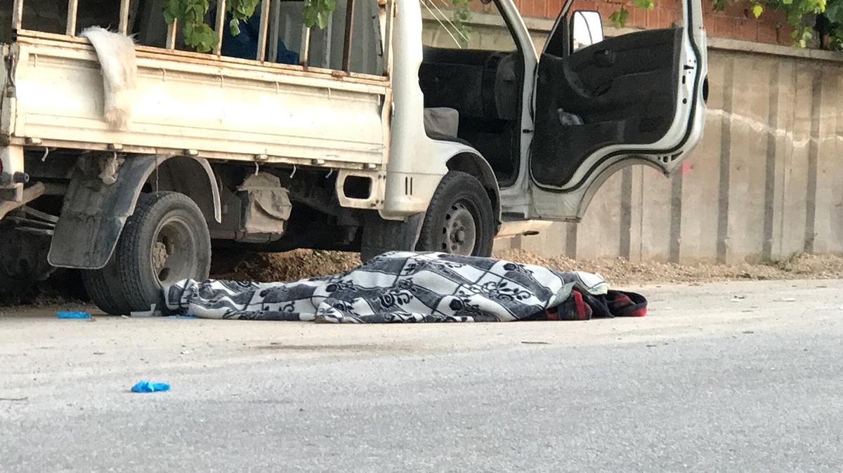 Kamyonet Kaldırımda Oturan Kadınlara Çarptı: 1 Ölü, 7 Yaralı