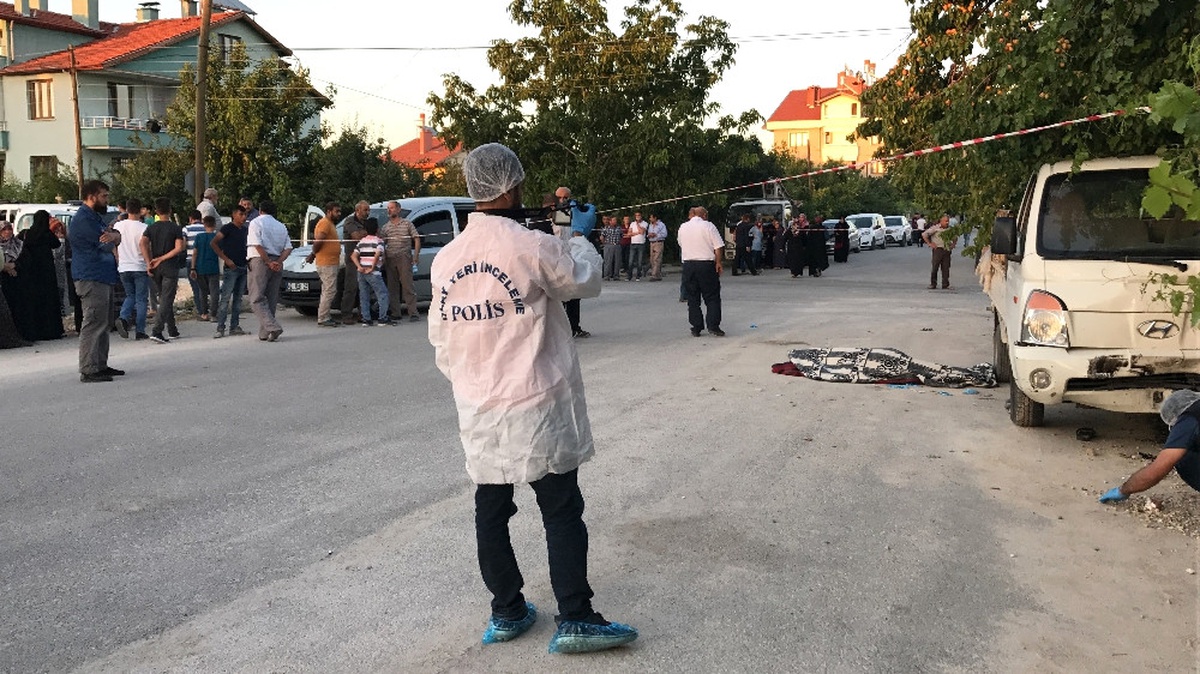 Kamyonet Kaldırımda Oturan Kadınlara Çarptı: 1 Ölü, 7 Yaralı