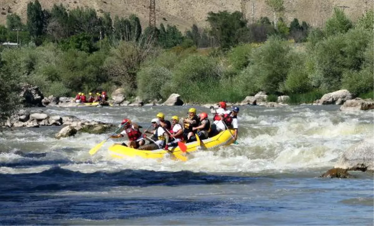 Kemah\'tan Geçen Karasu\'da Rafting Yapıldı