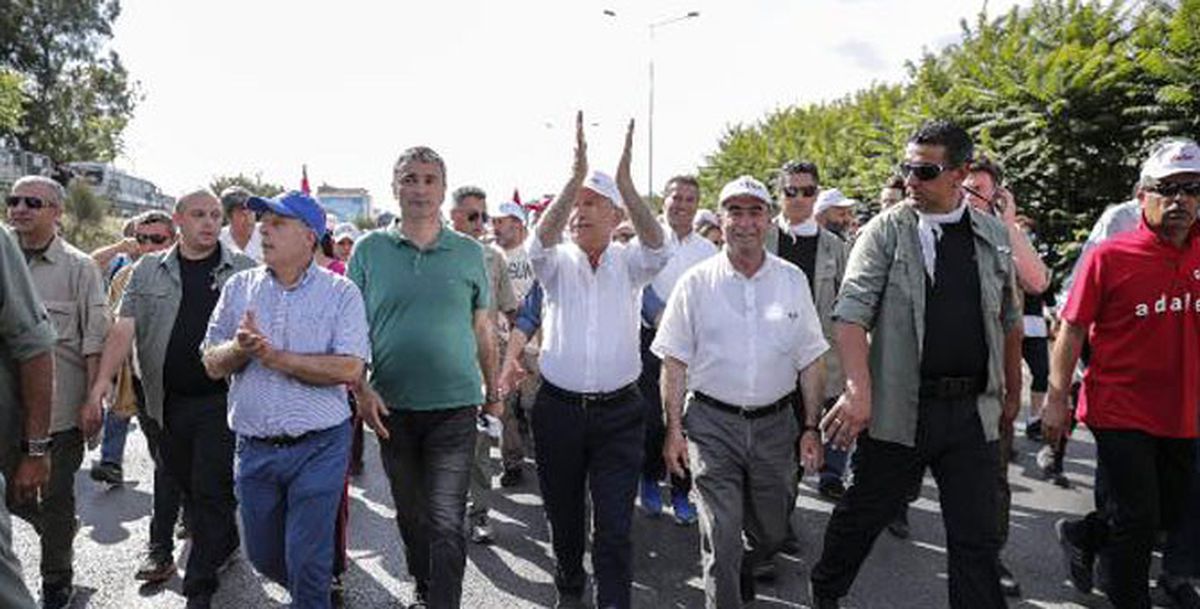 Kılıçdaroğlu\'nu Kartal\'da Themis Heykeli Karşıladı (2)
