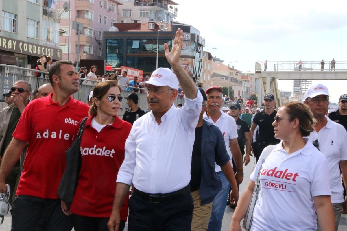Kılıçdaroğlu\'nun "Adalet Yürüyüşü" D-100 Otoyolu\'nu Kilitledi