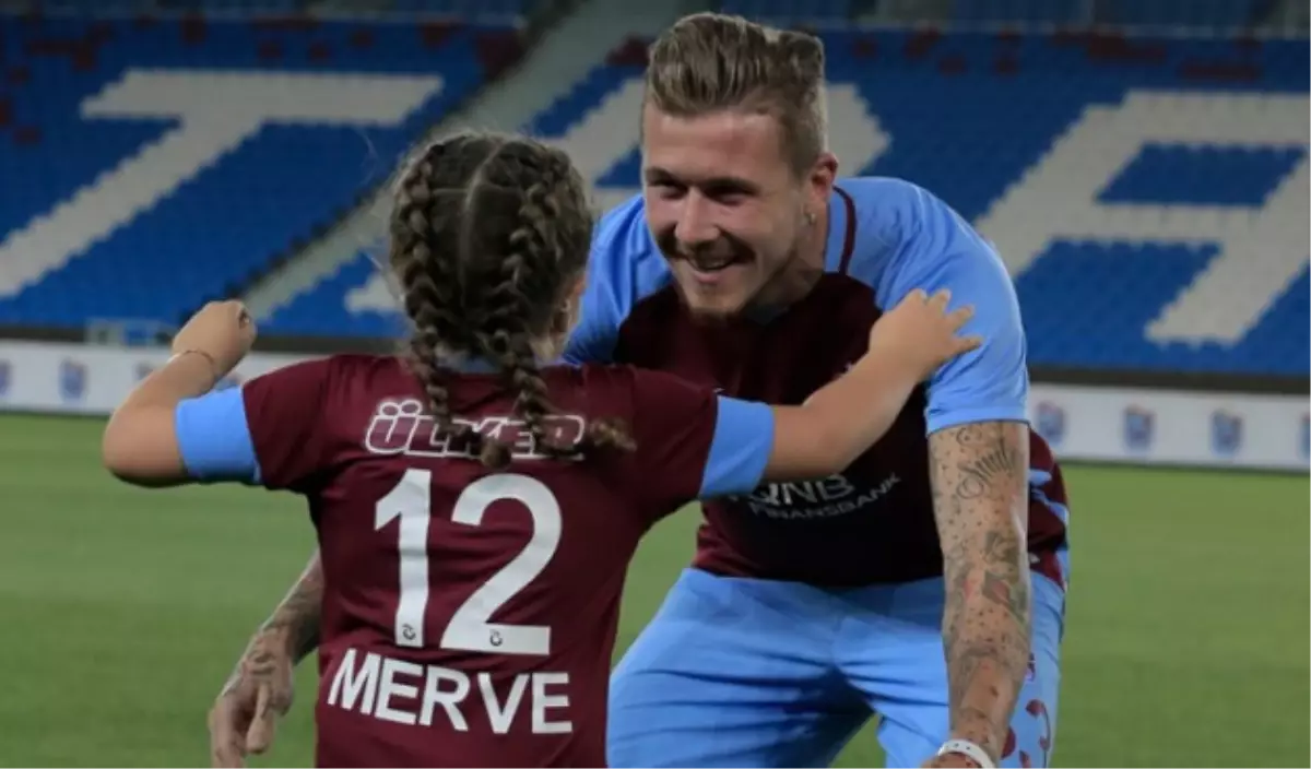 Kucka, İmzayı Attı, Lösemi Hastası Minik Merve\'ye Formayı Verdi