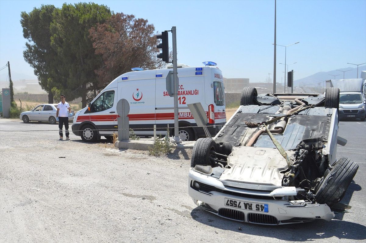 Manisa\'da Trafik Kazası: 3 Yaralı