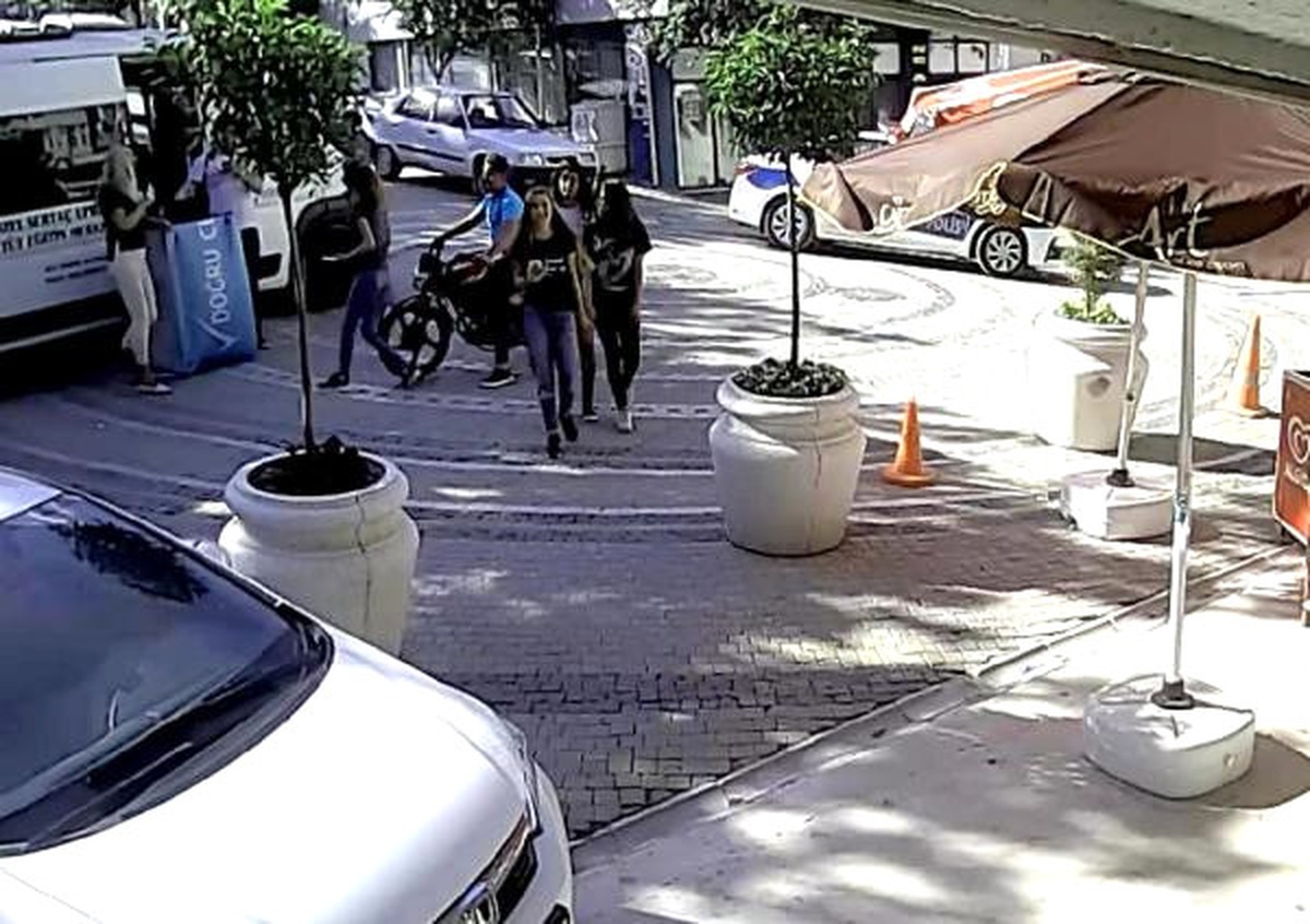 Polisten Kaçan Motosikletli Yayaya Çarptı