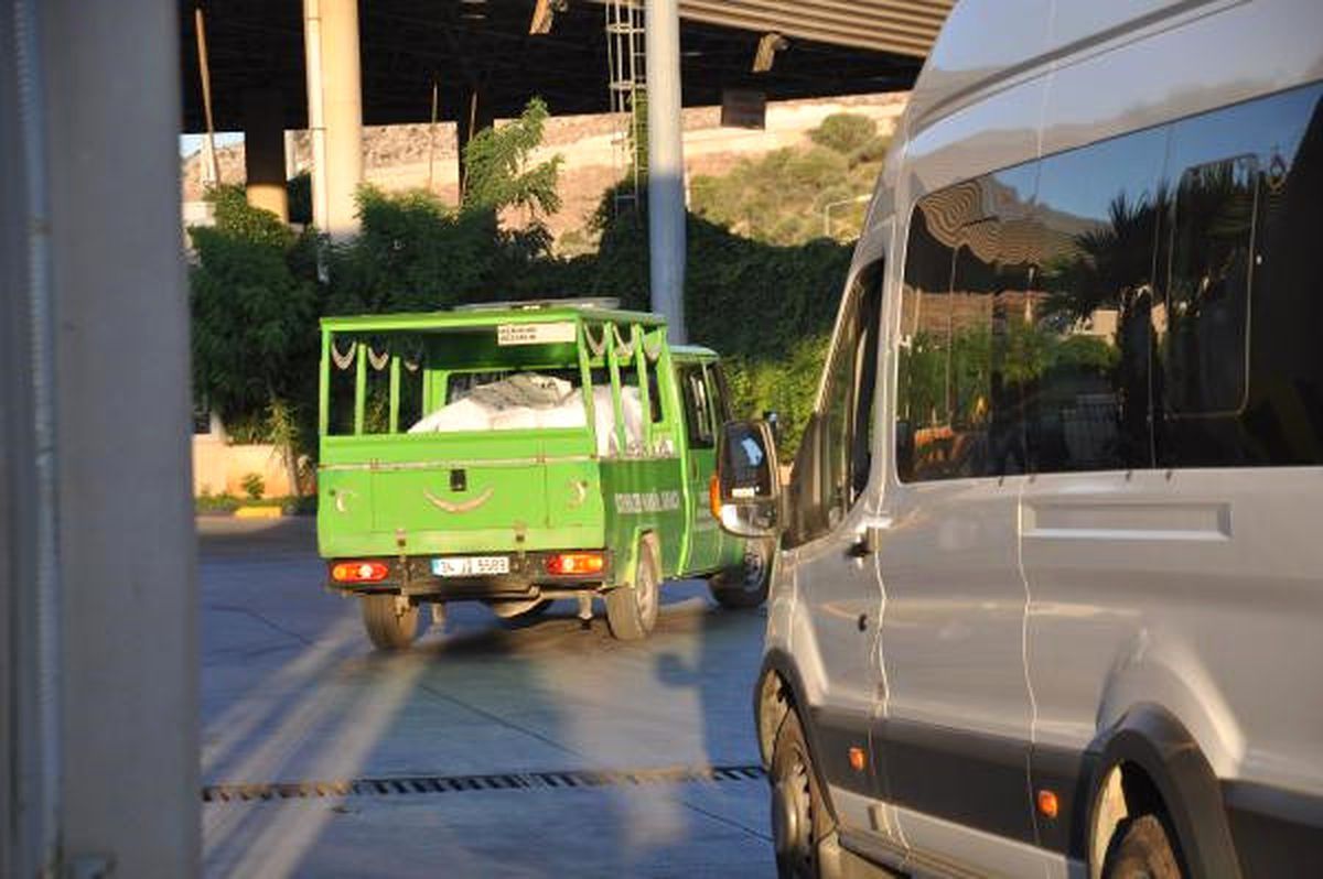 Sakarya\'daki Vahşetin Kurbanı Suriyeli Anne ve Oğlunu, 10 Bin Kişi Uğurladı (2)