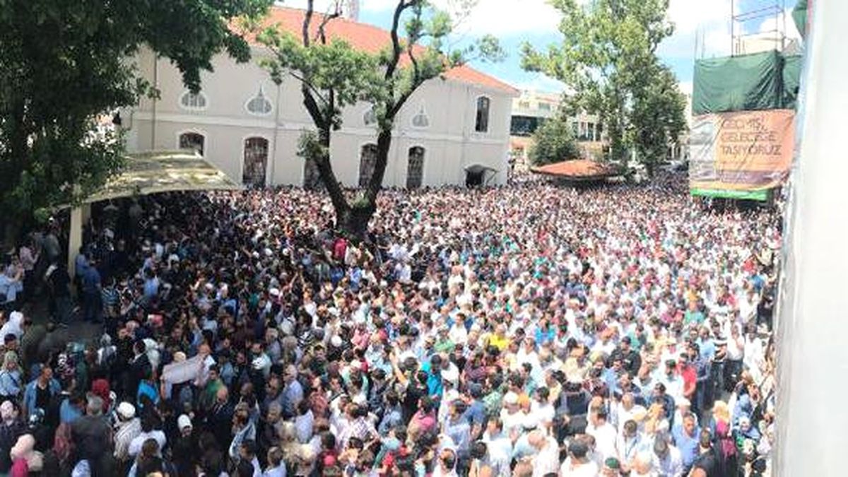 Sakarya\'daki Vahşetin Kurbanı Suriyeli Anne ve Oğlunu, 10 Bin Kişi Uğurladı (2)