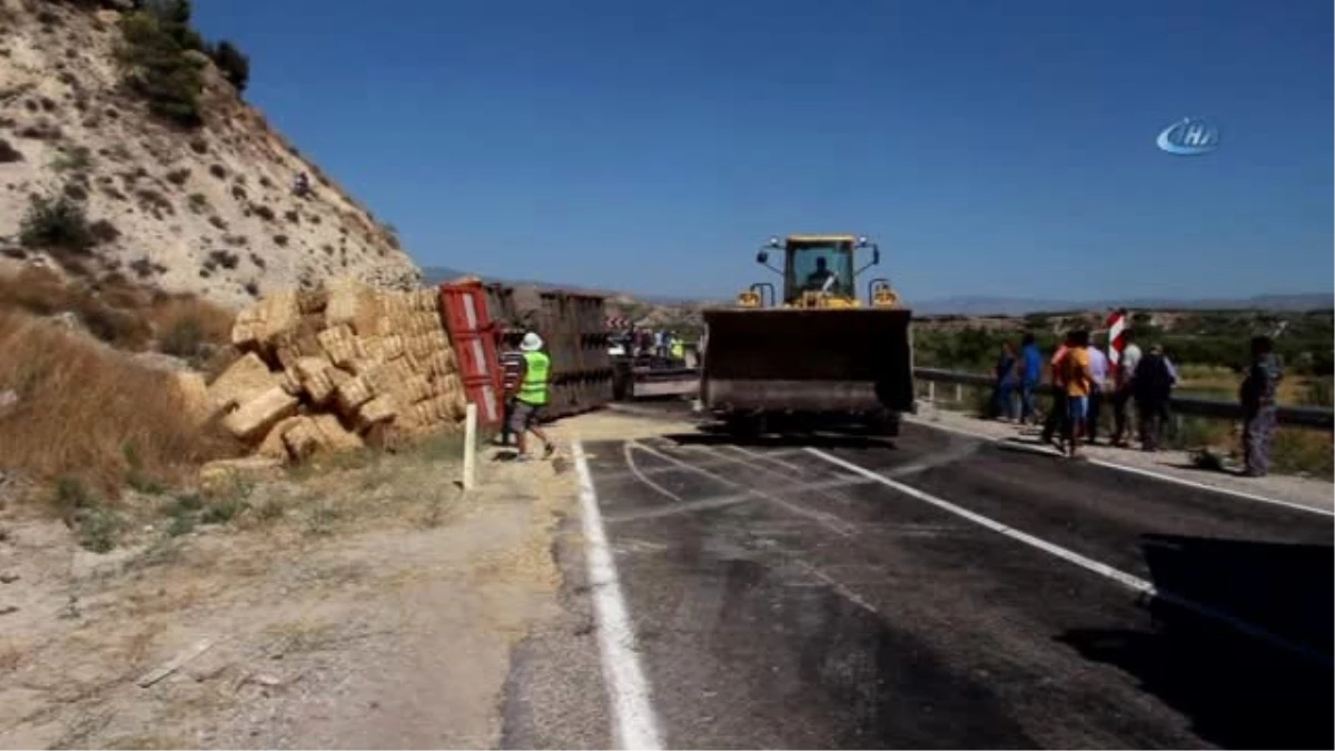 Saman Yüklü Kamyon Devrildi, Yol Trafiğe Kapandı