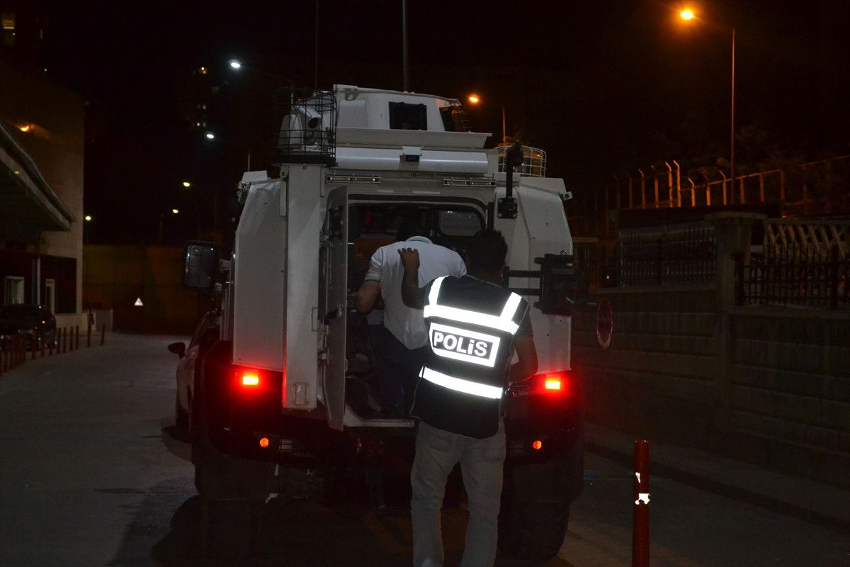 Siirt\'te Hdp ve Dbp Yöneticilerine Gözaltı