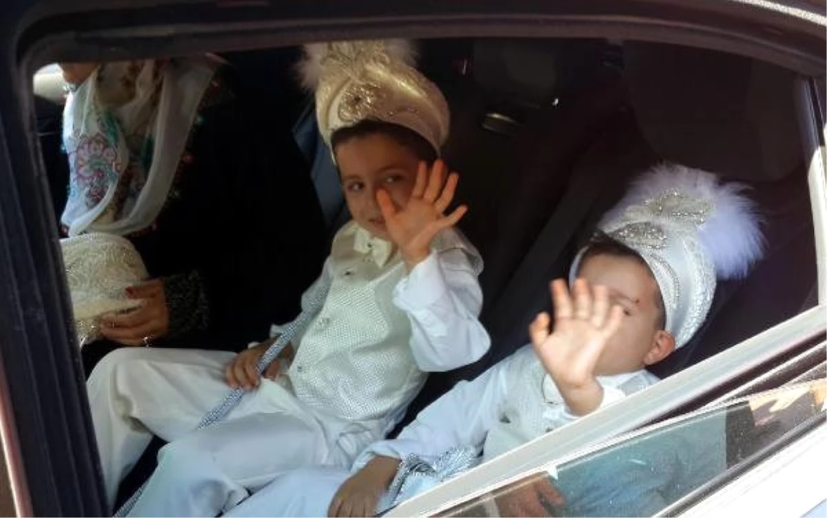 Sünnet Olan Şehit Çocukları "Kırmızı Plakalı" Araçla Tur Attı