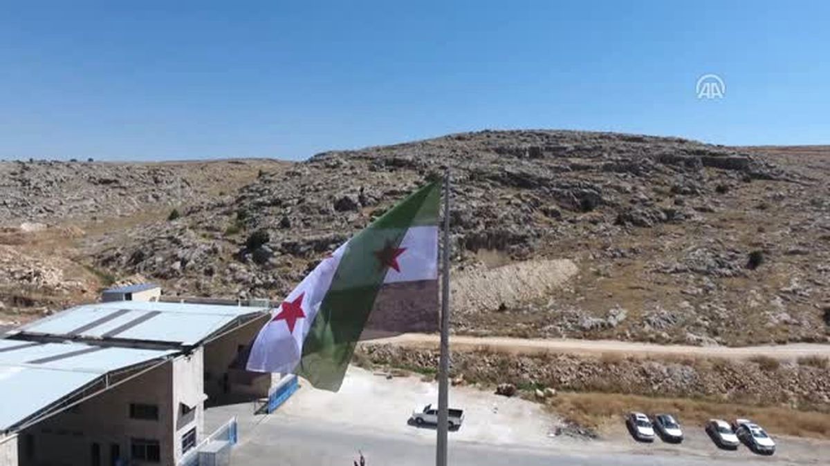 Suriye\'nin Türkiye Sınırına "Devrim Bayrağı" Asıldı
