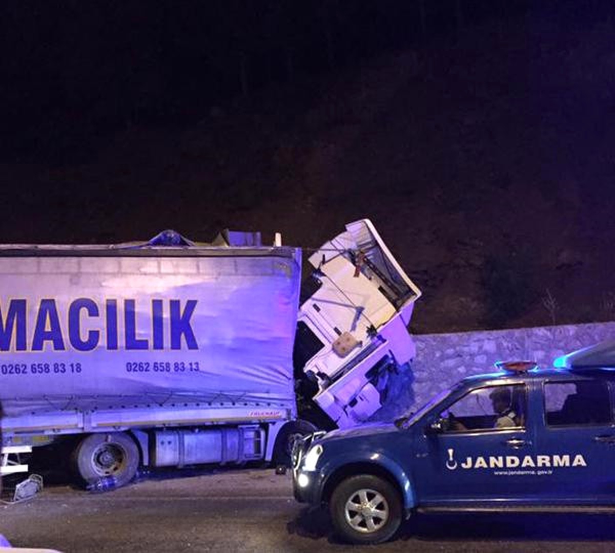 Tır, İstinat Duvarına Çarptı: 1 Yaralı